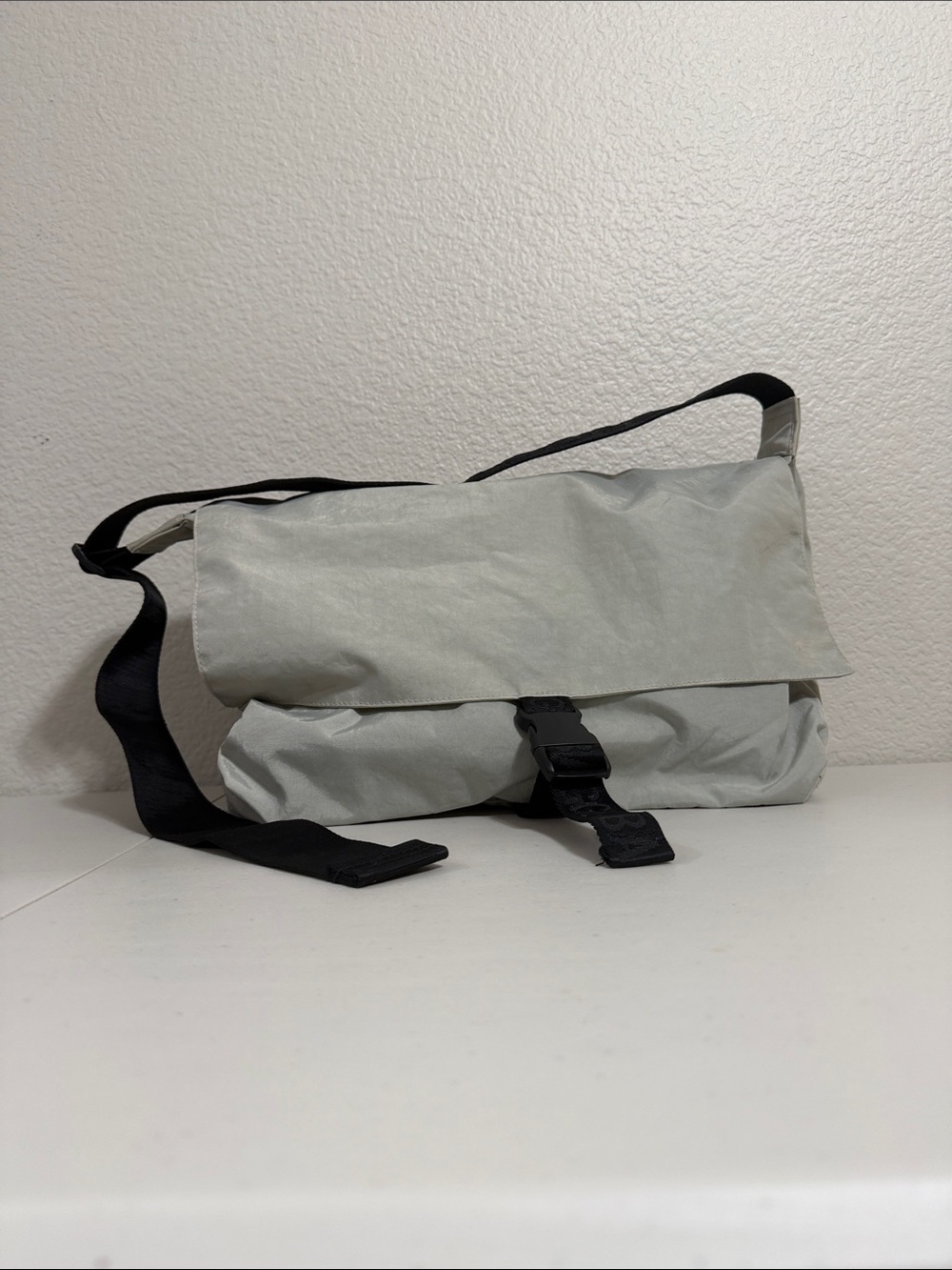 BAGGU Nylon Messenger Bag in Light Grey with Adjustable Black Strap
